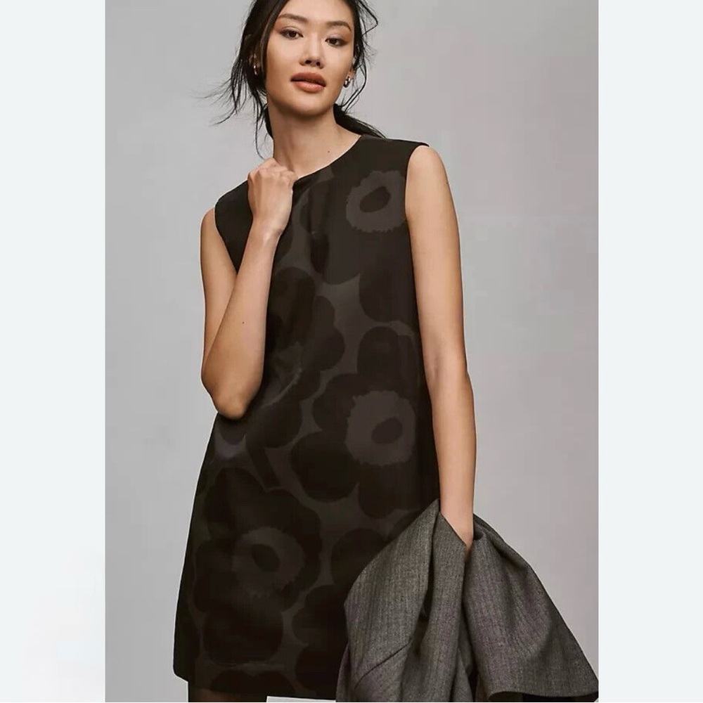 Merimekko | Siluetti Unikko
Marimini | Elegant Black Floral Mini Dress | 44